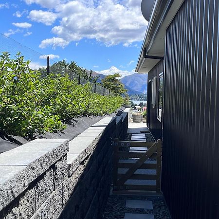 Lake Views - New Apartment With Room To Relax Wanaka Kültér fotó