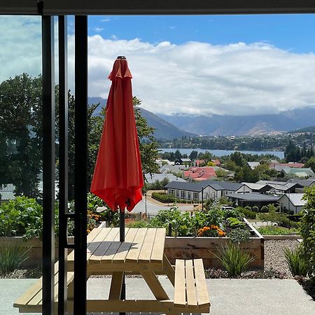 Lake Views - New Apartment With Room To Relax Wanaka Kültér fotó