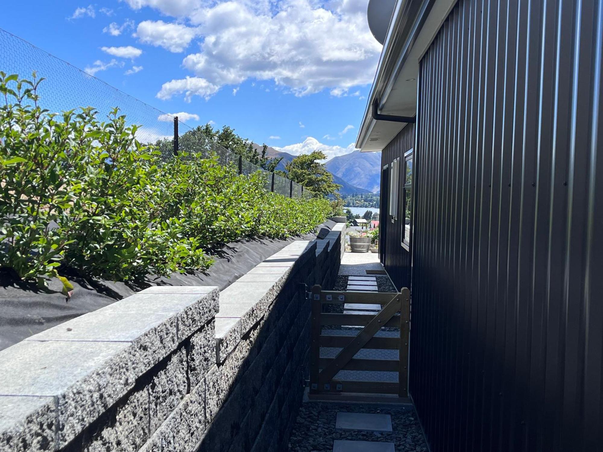 Lake Views - New Apartment With Room To Relax Wanaka Kültér fotó