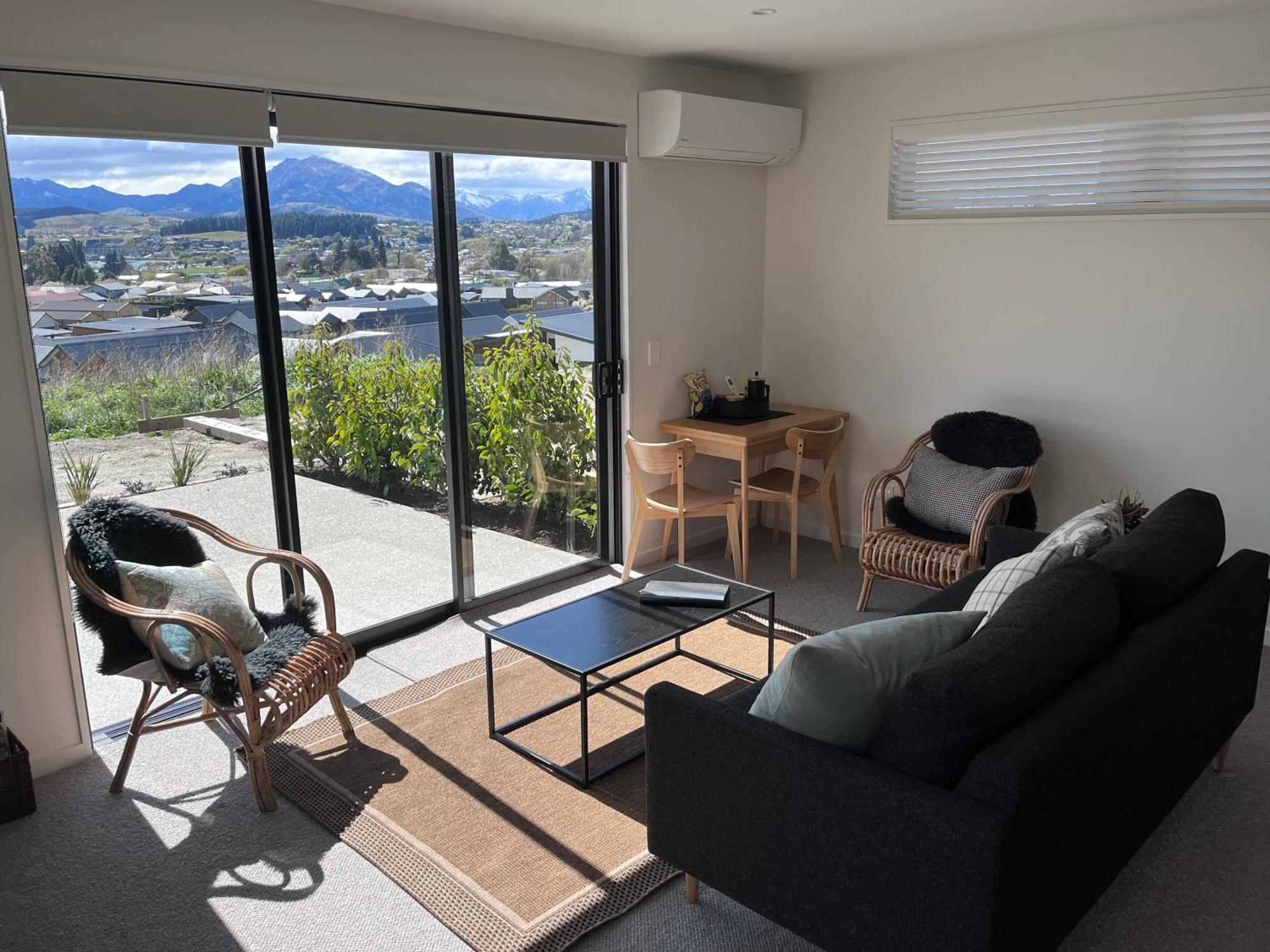 Lake Views - New Apartment With Room To Relax Wanaka Kültér fotó