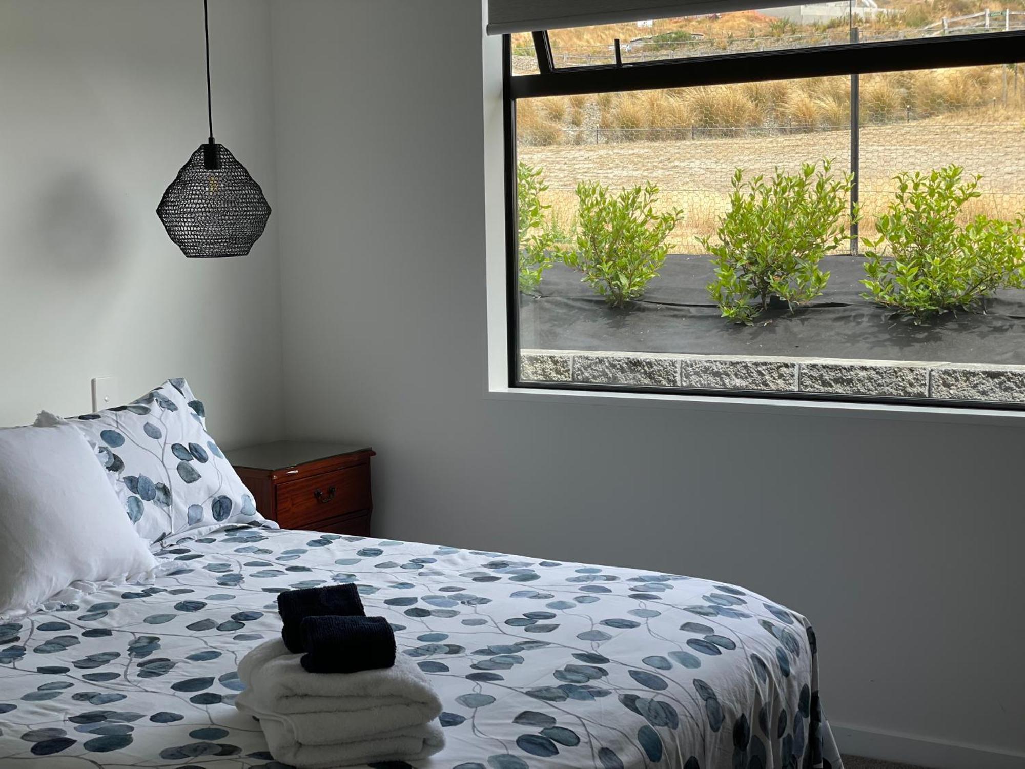 Lake Views - New Apartment With Room To Relax Wanaka Kültér fotó
