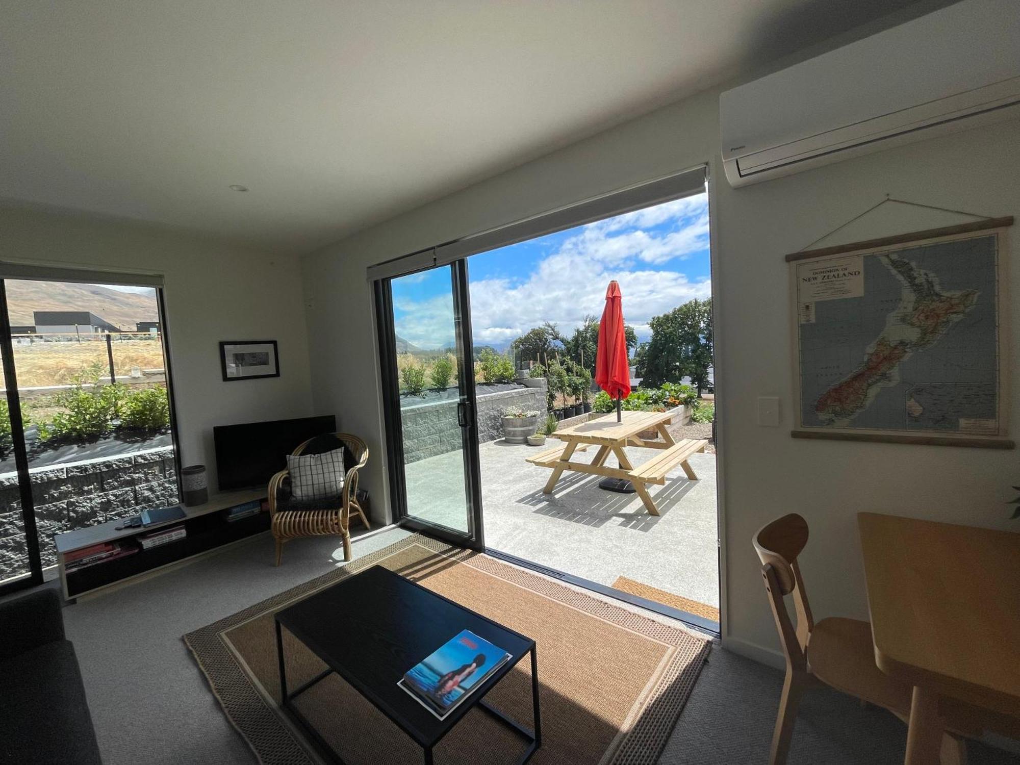 Lake Views - New Apartment With Room To Relax Wanaka Kültér fotó