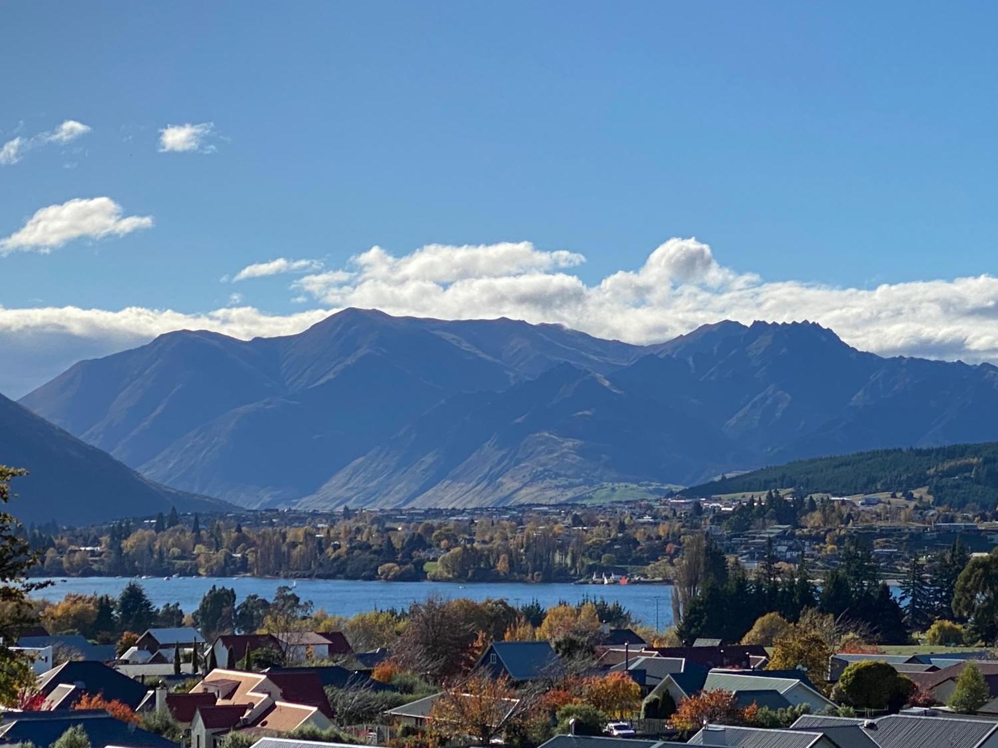 Lake Views - New Apartment With Room To Relax Wanaka Kültér fotó