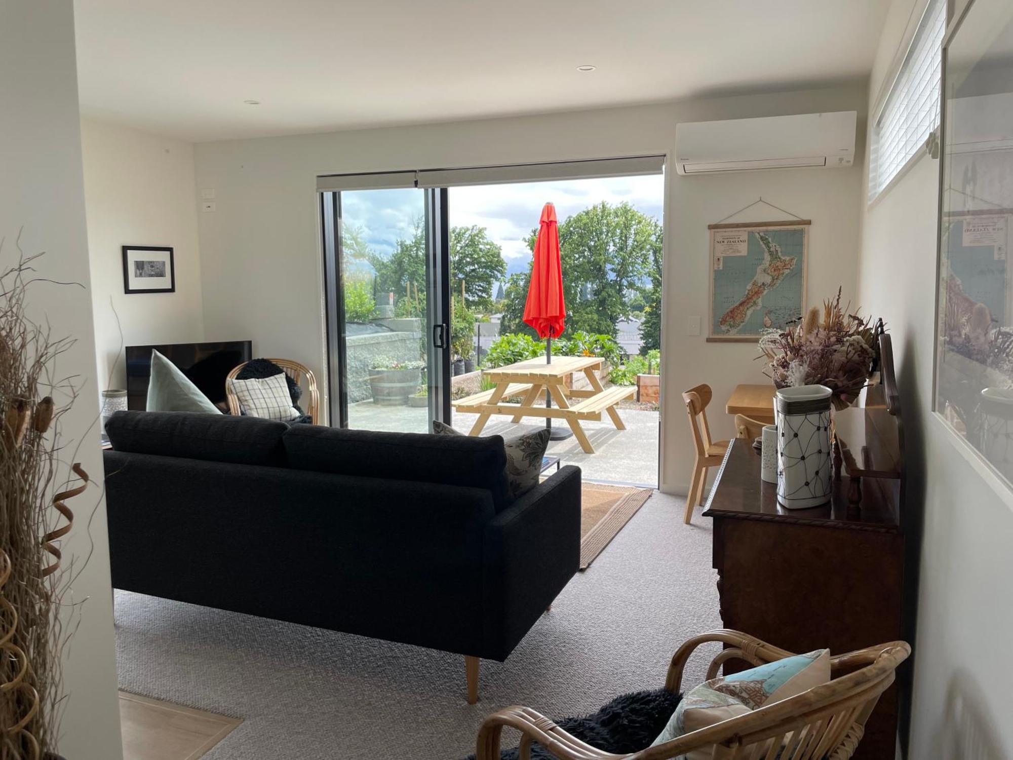 Lake Views - New Apartment With Room To Relax Wanaka Kültér fotó
