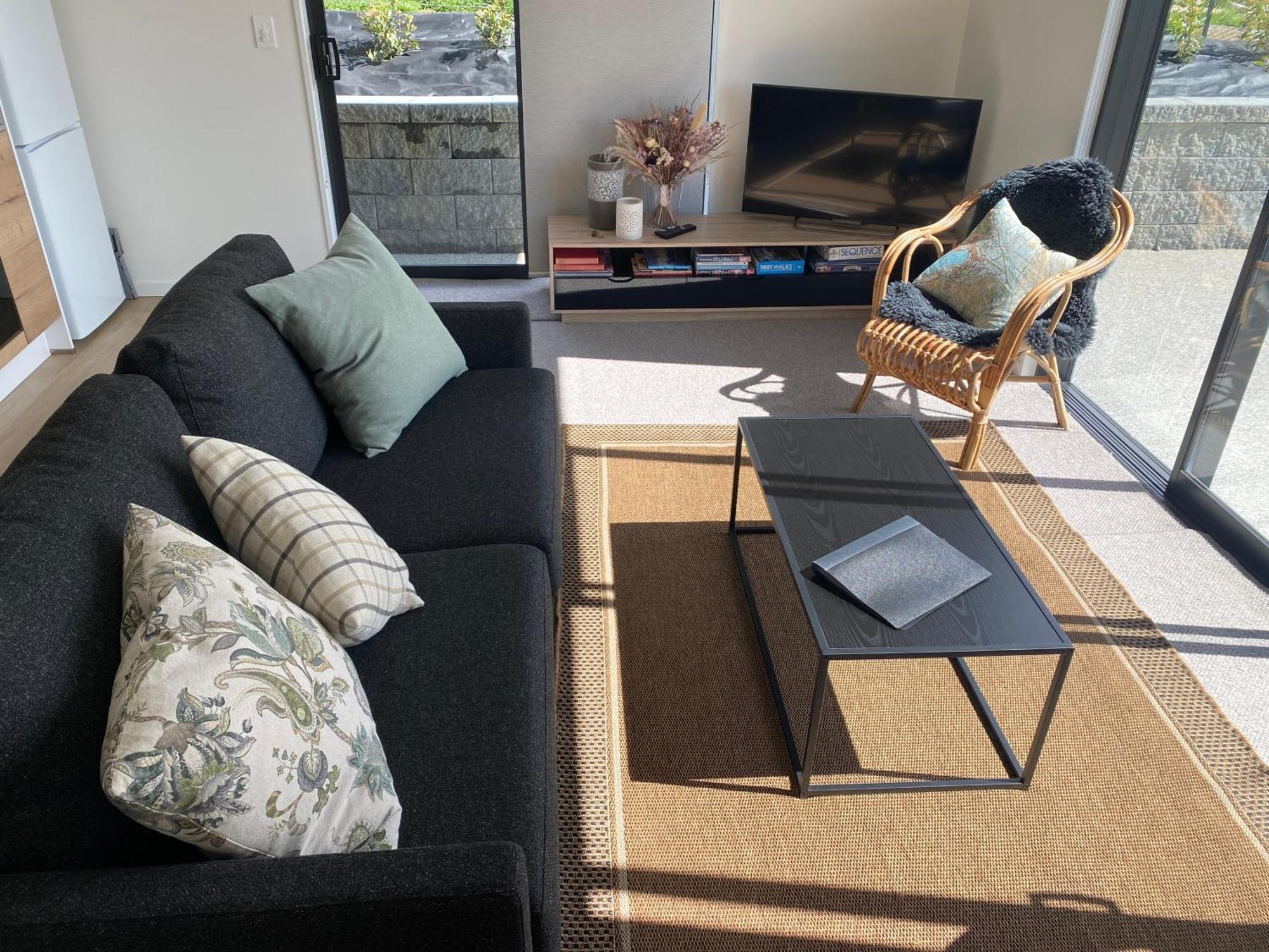 Lake Views - New Apartment With Room To Relax Wanaka Kültér fotó