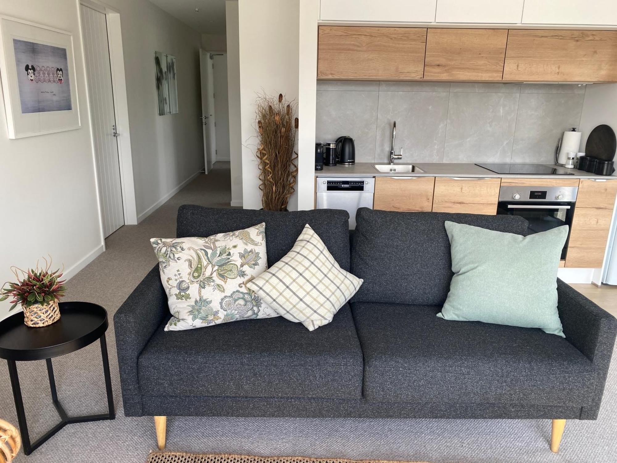 Lake Views - New Apartment With Room To Relax Wanaka Kültér fotó